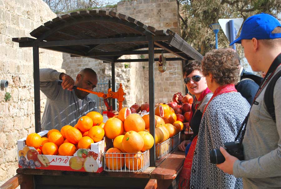 Frisch gepresster Orangensaft wird an der Straße verkauft.